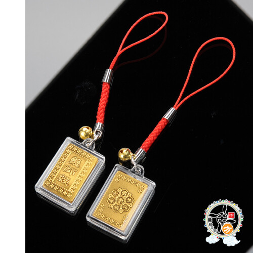 規格:{壓克力}金箔佛經 2.5*1.8*0.4 公分 /小吊飾 總長10.5公分 材質:{壓克力}金箔佛經小吊飾1個 適用:包包.書包.公事包.手機.汽車.機車...等 用途:隨身配戴常保平安吉祥 