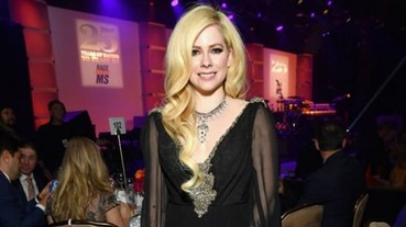 艾薇兒今年出新專輯！兩年來首次走紅毯，向歌迷保證：等了這麼多年，絕對是值得的