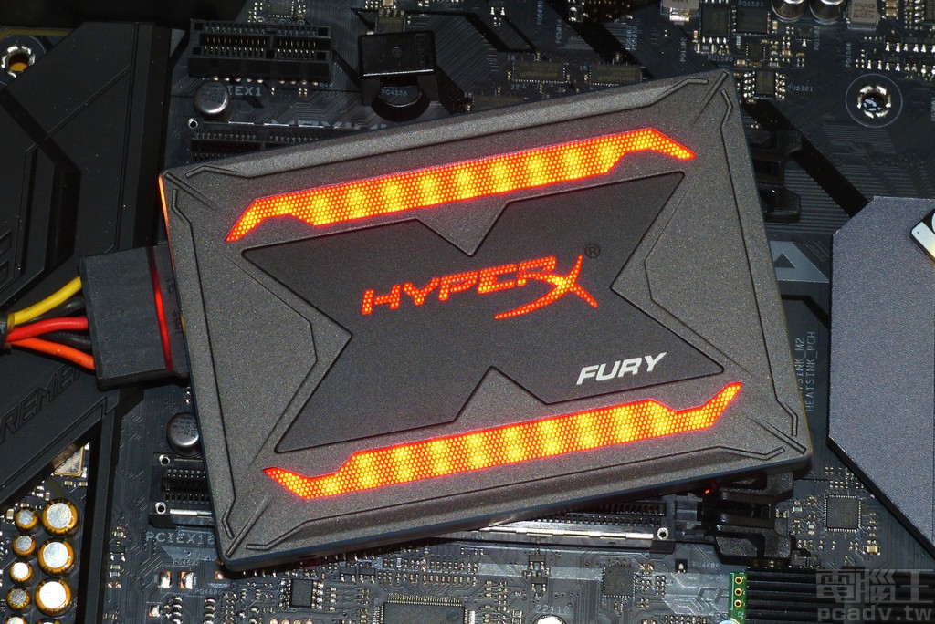 HyperX FURY RGB SSD LED 位於 SSD 電路板背面，不連接 +12V、G、R、B 訊號轉接線也能夠發出 Kingston 代表色紅光