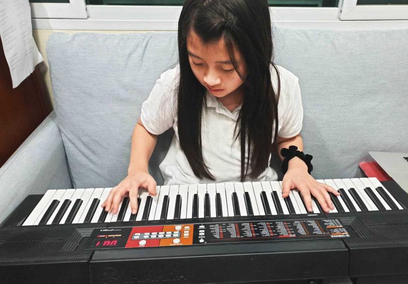 因疫情無法來台宣傳，蓋兒在網路成立泰語小教室和粉絲互動，並展現自彈自唱的超強功力。（圖／量子娛樂提供）