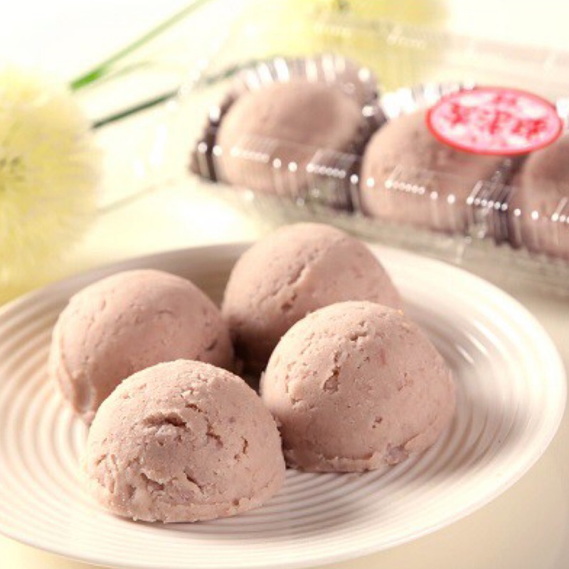 慢速攪拌成帶有一顆顆芋頭小顆粒的芋泥再以本店獨家研發的黃金比例把鮮奶與微量的糖加入最後以勺子一顆顆地成型這樣的製程好像也很簡單但要做出來不但要用品級最高的芋頭及100%鮮奶還要掌握材料間完美比例只有百