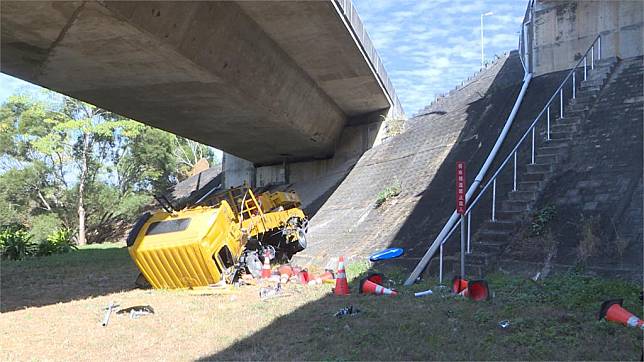 國道工程緩撞車被撞落9米高架橋下 釀1死1傷 民視新聞網 Line Today