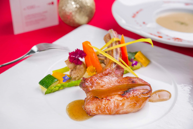 爐烤戰斧豬排襯枸杞藥膳醬汁。（圖／南港老爺行旅Soft Kitchen提供）