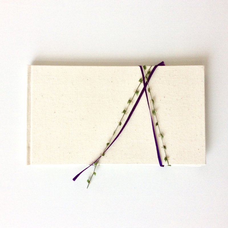 一個手工製作的筆記本。您可以將月曆更改為您所在國家/地區的假日。