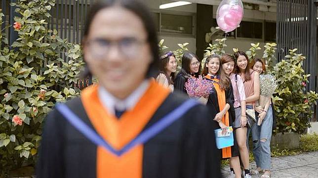  Kocak  Fotoin Teman Wisuda Tapi Hasilnya Blur Ternyata 