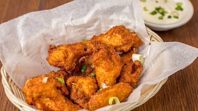 Cara Makan Ayam Yang Benar, Buku Ini Malah Bikin Netizen Meradang