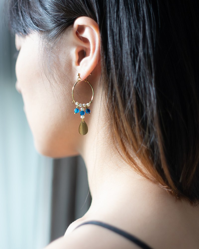 將過去電影系列中的亂世佳人款做新的顏色、材質搭配 巴洛克珍珠混搭藍瑪瑙 讓氣質更典雅