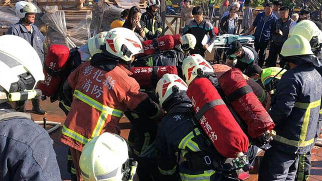 先生提水救火　重百公斤婦人被嗆死6名打火兄弟扛出....