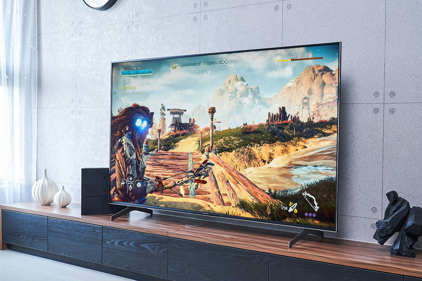 從上圖可以看到，KM-65X9000H 確實擁有非常寬廣的可視角度，加上充足的畫面亮度，因此即便是在略為斜側的位置進行拍攝，畫面仍舊維持著很不錯的對比度以及色彩效果，而這正是 Sony BRAVIA 的一大優勢，無論是追劇、看電影或暢玩遊戲，各種用途都能盡情享受清晰、鮮豔飽和的影像效果。