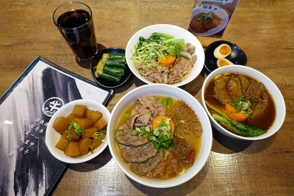 牛莊園牛肉麵，大安區四維路美食，科技大樓站牛肉麵，香煎雪花牛肉麵、蔬果湯頭牛肉麵，成功國宅旁得獎牛肉麵(含牛莊園菜單)