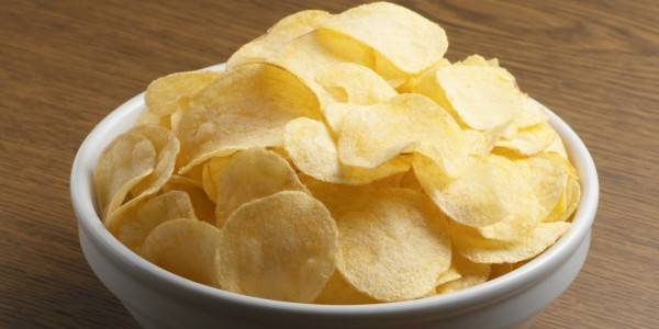 Tekstur kasar pada keripik kentang, granola, atau roti kering akan mengganggu tenggorokan.