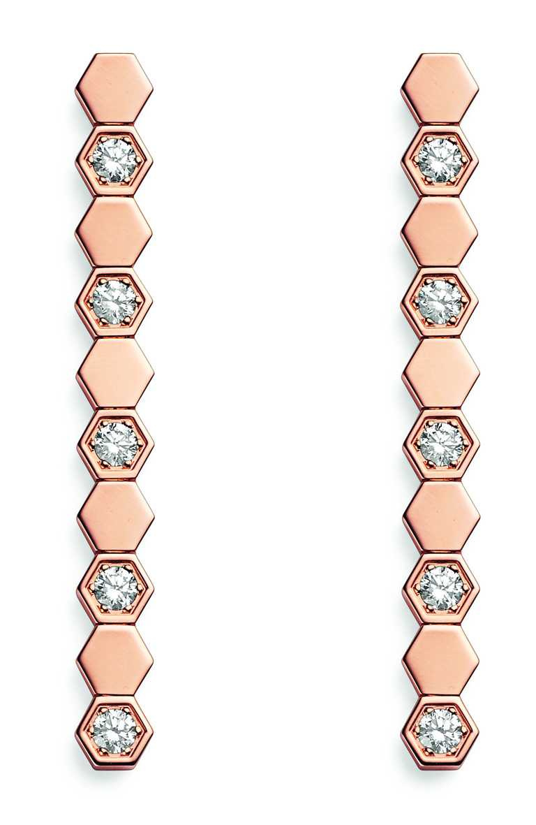 CHAUMET「Bee My Love系列」18K玫瑰金垂墜式鑽石耳環╱275,000元。（圖╱CHAUMET提供）