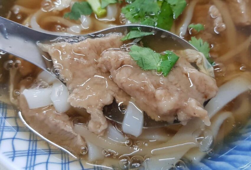 羅東美食，焿裡的肉片沒有裏上厚厚的魚漿充量，只有抹上薄薄一層的粉，讓肉片吃起來滑順柔軟，成為了肉焿慶在宜蘭肉焿界出圈的原因。