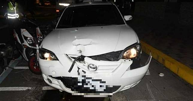 3輛賓士暗夜追逐馬自達　車上3人「棄車快酸」