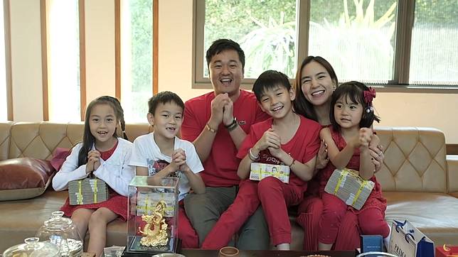 เปย์หนักมาก! สามี พลอย ชิดจันทร์ ฉลองรับตรุษจีนแจกอั่งเปาลูกสี่คน 4 ล้าน |  MATICHON ONLINE | LINE TODAY