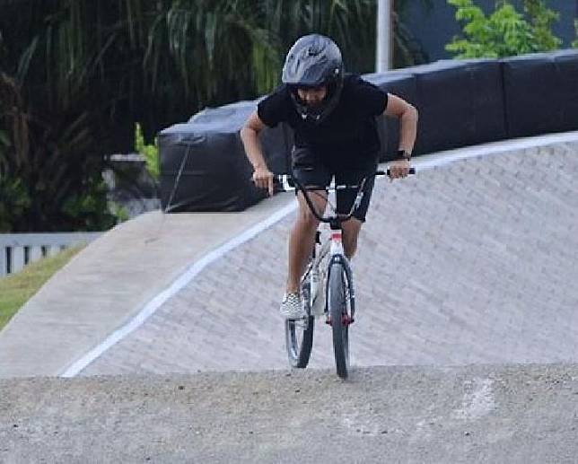 Atlet Balap Sepeda Bmx Elga Kharisma Cinta Mati Warna Hitam