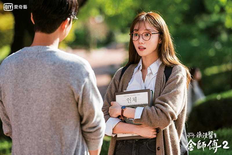 學生時期的李聖經因為高人一等，常有男同學在她背後指指點點，讓她對自己很不滿意。（圖／愛奇藝台灣站提供）