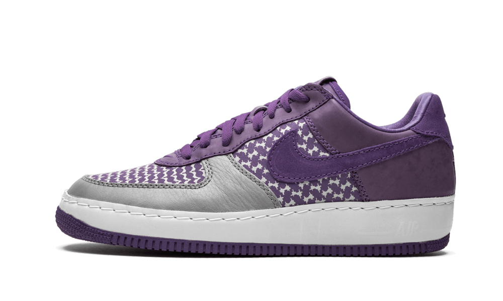 Released in 2006 in collaboration with Undefeated, this Air Force 1 Low features a unique pattern on