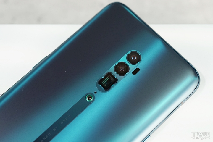 OPPO Reno 十倍變焦版採用三鏡頭配置，分別是 4800 萬畫素主鏡頭、800 萬畫素廣角鏡頭、1300 萬畫素潛望式長焦鏡頭，拍攝介面可切換 0.6x、1x、2x、6x、10x 變焦。