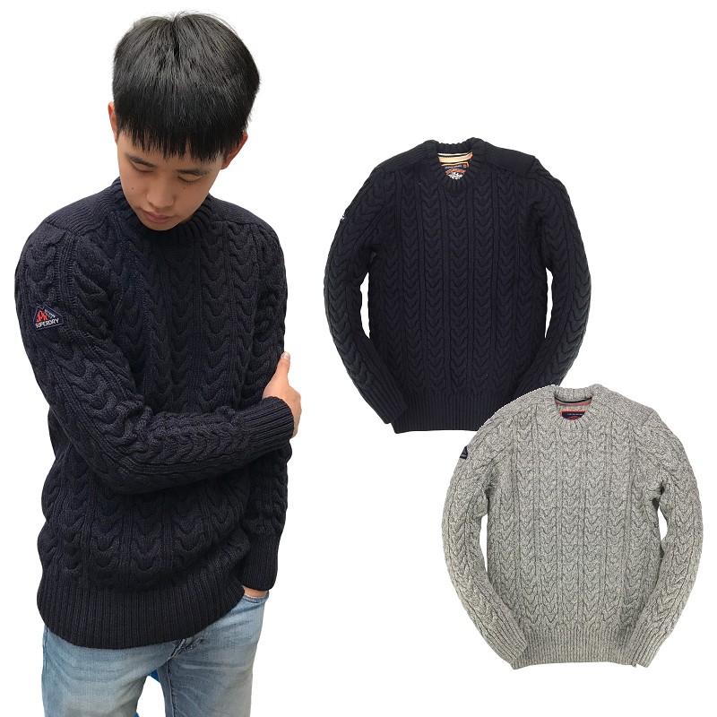 ●提供代購服務，歡迎詢問代購商品 全面5折報價Superdry 男款 Jacob 圓領套衫。採羅紋圓領、袖口和下擺設計。單邊袖子以 Superdry 標誌徽章裝飾。搭配牛仔褲和靴子，完美你的冬季時尚風