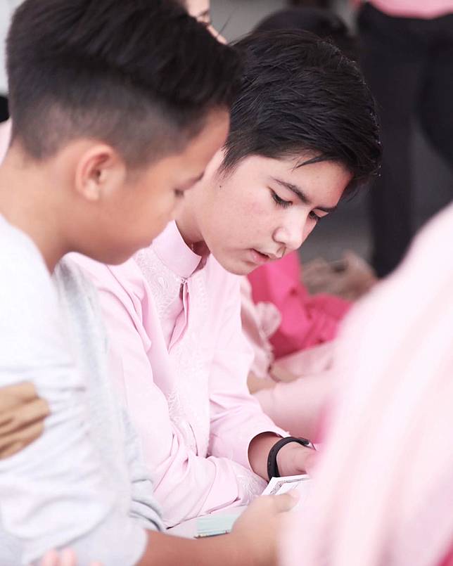 10 Potret Ganteng Sean, Anak Olla Ramlan yang Kini Beranjak ABG