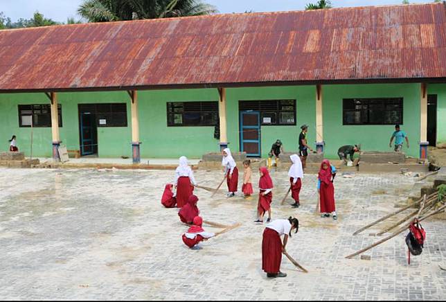 Siswa Kini Riang Gembira Bisa Bermain di Halaman  Sekolah 