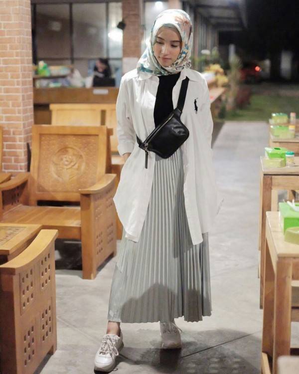 35+ Ide Fashion Hijab Rok Plisket Abu Abu