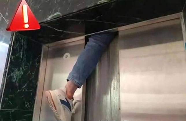 電梯有如「吃人」般，男子只剩下右腿露出在電梯門外。翻攝微博/深圳光明消防救援站