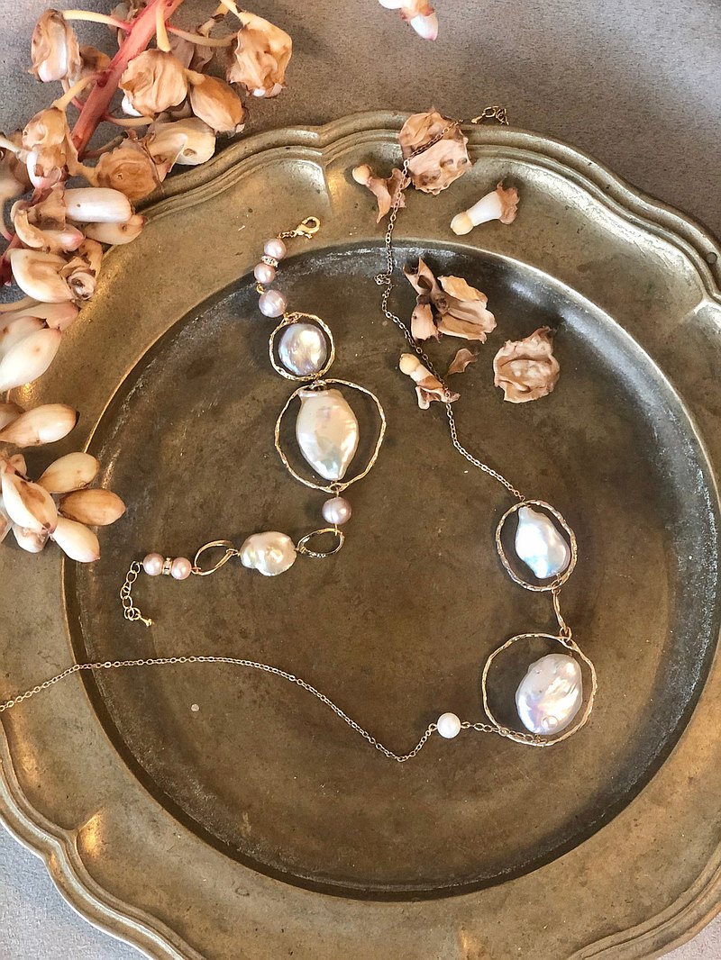 彷彿自帶背景音樂的小行星系列，使用美麗淡水珍珠與黃銅鍍18K金配件。 簡約內斂的獨特設計，深藏的魅力如同安靜的室內樂，不覺間流瀉一地。