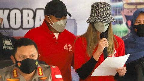 Topi Dior Seharga Rp 11 Juta yang Curi Perhatian di Jumpa Pers Nia Ramadhani (2)