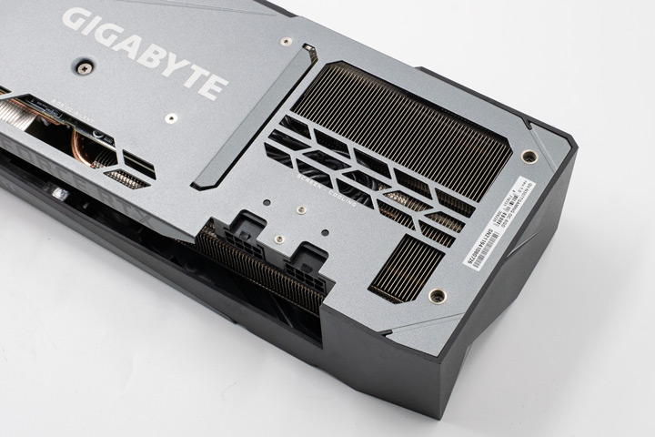 體積與面積誇張的散熱銅板與鰭片也發揮了一定功用。散熱片覆蓋的範圍細至電容與記憶體，最大化的塞滿整張三槽顯示卡的空間。 背板的設計也刻意做了縷空，不同於它廠強調背板材質有益於散熱，這張背板直接將氣流的效益最大化。 ▲ 機身上直接設置了硬體超頻鈕，當切換成 OC 時，GPU 時脈為 1830MHz，Silent 則為 1785MHz。實際測試後，兩者的風扇轉速跟溫度差異不大，溫度至高為 75 度，風扇轉速不超過 7,000 轉。 ▲ 顯示卡頂部的 GIGABYTE 燈條相容於 RGB 燈效，可透過 RGB Fusion 2.0 直接控制。