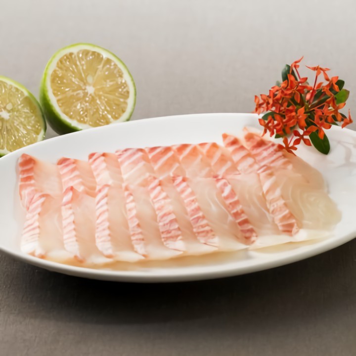 ‧已去刺(食用仍須小心)‧產品達到生食等級‧HACCP認證合格工廠製造‧適合火鍋、油炸、煮湯等 台灣鯛屬於改良後的吳郭魚品種，不論養殖方式或加工過程都需有一定水準，與傳統吳郭魚隨意進食有很大差異改良後，肉質較為鮮甜，同時也沒有土味，因此為台灣拓展了不少外銷市場。 台灣好漁嚴選之台灣鯛達到生食等級，再經由去刺，去皮，薄切，急速冷凍，方便好料理，鮮美無腥味。