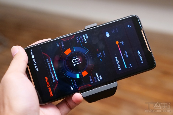 手機/掌機/桌機自在變換，ASUS 電競手機 ROG Phone 同場4大配件讓你玩更狂