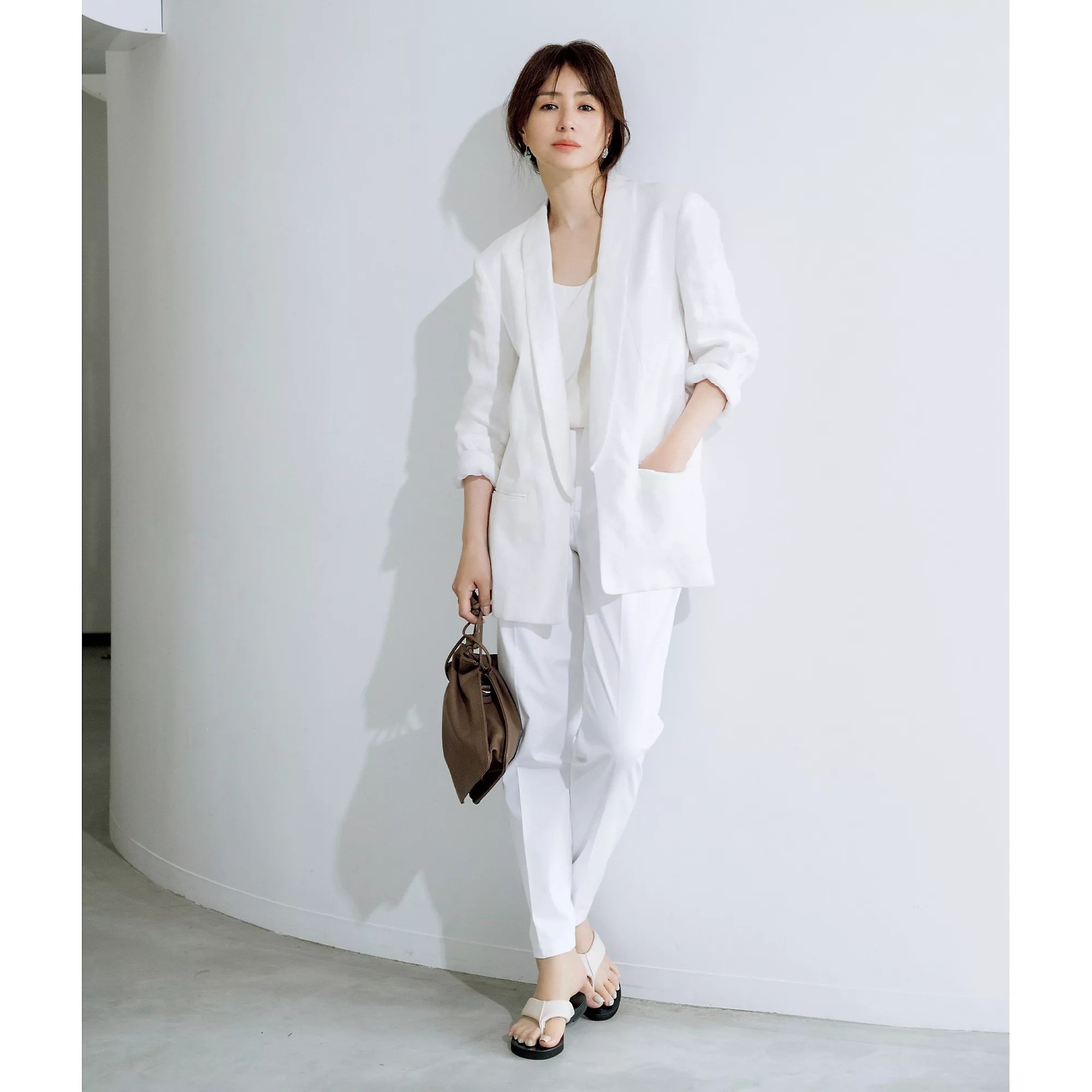 凛としたたたずまいをつくる服、井川遥さんが着る「loin.」リネン 