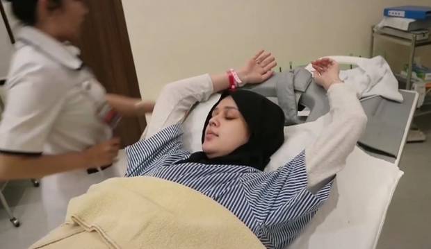 Mual Dan Muntah Tengah Malam Cut Meyriska Bukan Hamil Ternyata Gangguan Asam Lambung Cumicumi Com Line Today