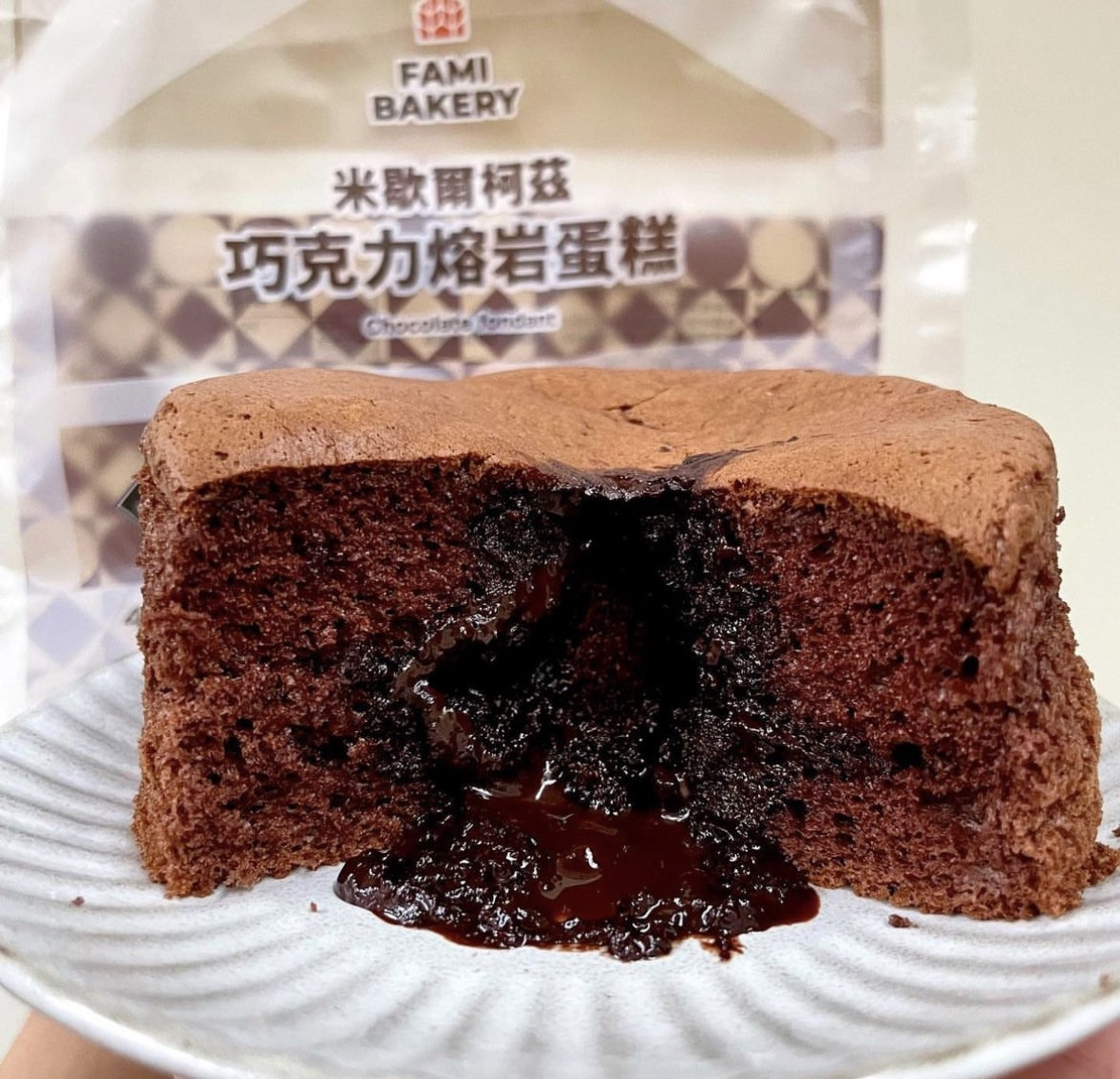 巧克力控開吃！全家必吃9款巧克力系新品，爆餡巧克力泡芙、巧克力千層蛋糕再享5折優惠
