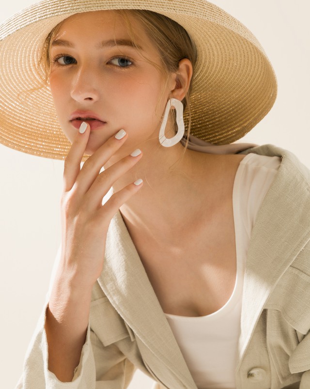 容量: 15ml /取適量的指甲油，均勻塗抹於指甲表面，可依據個人喜好，多層塗抹使用。(!)注意事項：僅供指甲外用，若感不適請立即停止使用，並視情況就醫，請避免嬰幼兒、寵物誤食。保存方式：放置於陰涼乾