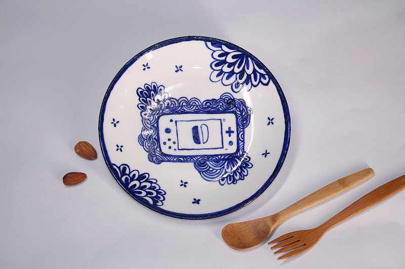 Switch玩的正夯，也不要忘記吃飯呀！ 如果古代人要玩電動玩具的話會變成怎麼樣呢？ 電玩青花瓷盤，讓你吃飯也不離手！