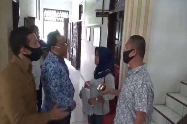 Dikirim Video Mesum Selingkuhan Suaminya, Istri ASN Labrak ke Kantor image