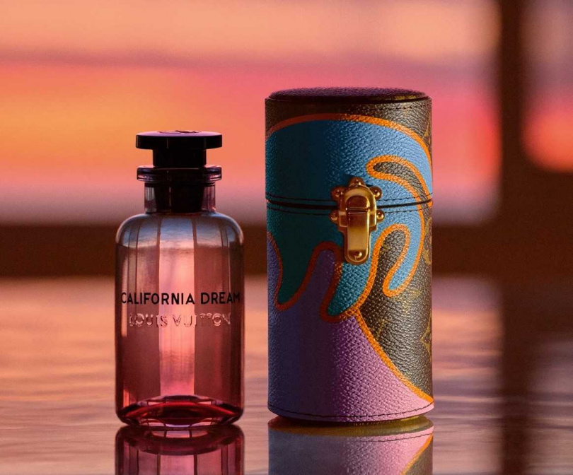  特別設計以漸層夕陽的瓶身，展現加州陽光西下、夏日靜謐藍色夜空的氛圍。全系列在路易威登店面和louisvuitton.com都買得到唷！(圖/品牌提供) 