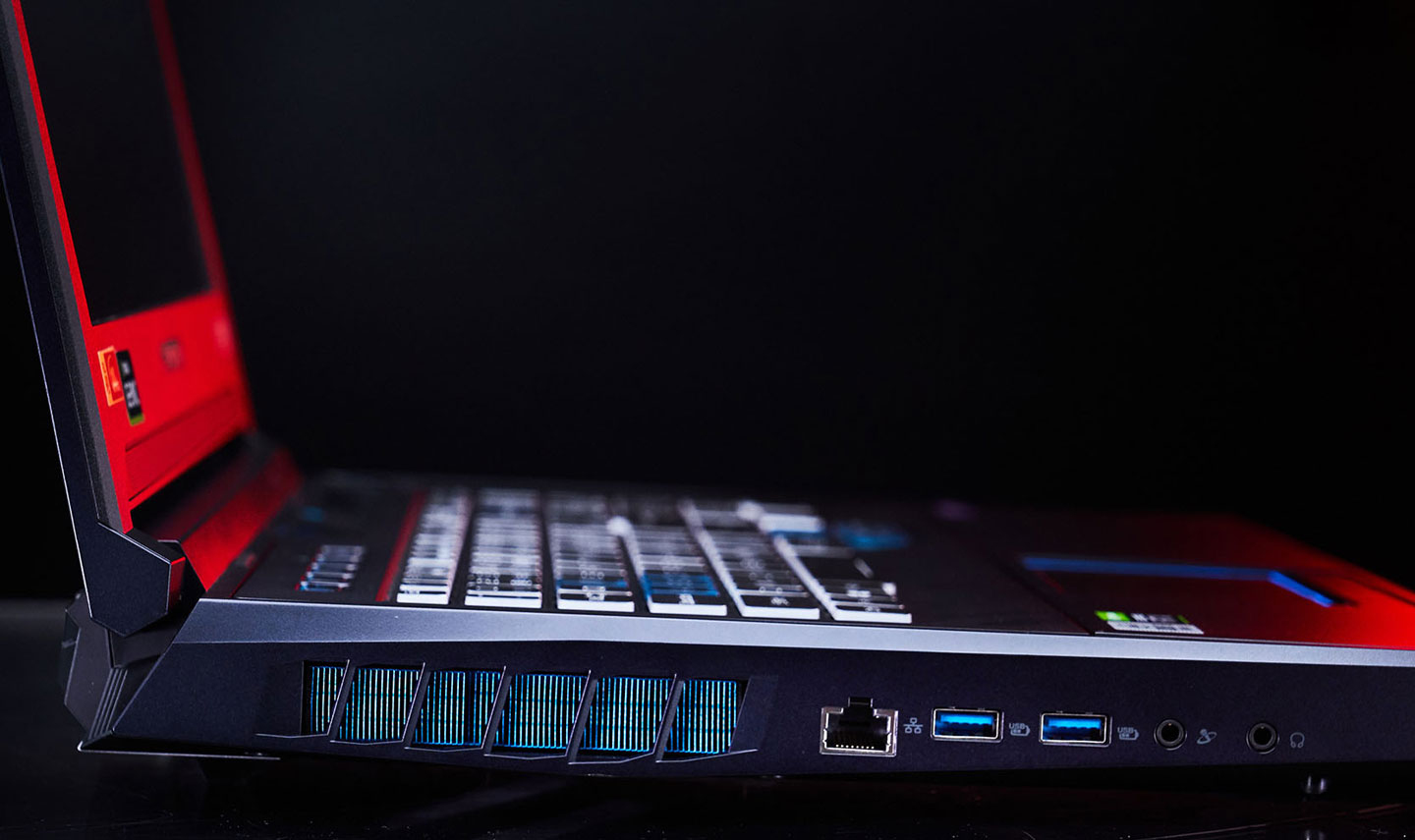 機身左側有一組 RJ-45 網路埠、兩組 USB A 埠與耳機麥克風孔。