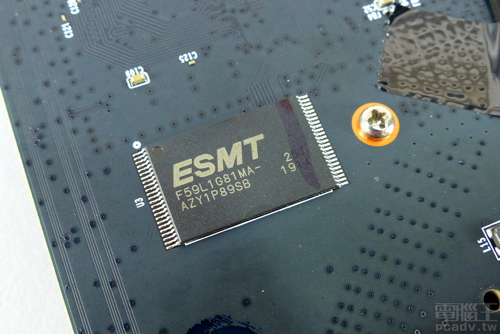▲ 存放韌體、軟體的快閃記憶體位於電路板背面，選用 ESMT F59L1G81MA，容量 128MB。