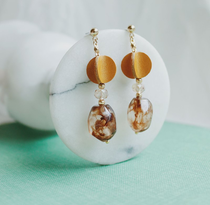 ｜Freda｜是一款可俏皮，也可以古典優雅的作品 懶得打扮日子，一身休閒服裝，在出門前隨性配戴一點小細節 也可以和服裝配色，加上唇膏和簡單眼妝，優雅出門溜搭 不論天氣是陰或晴，有Freda在耳邊待著，