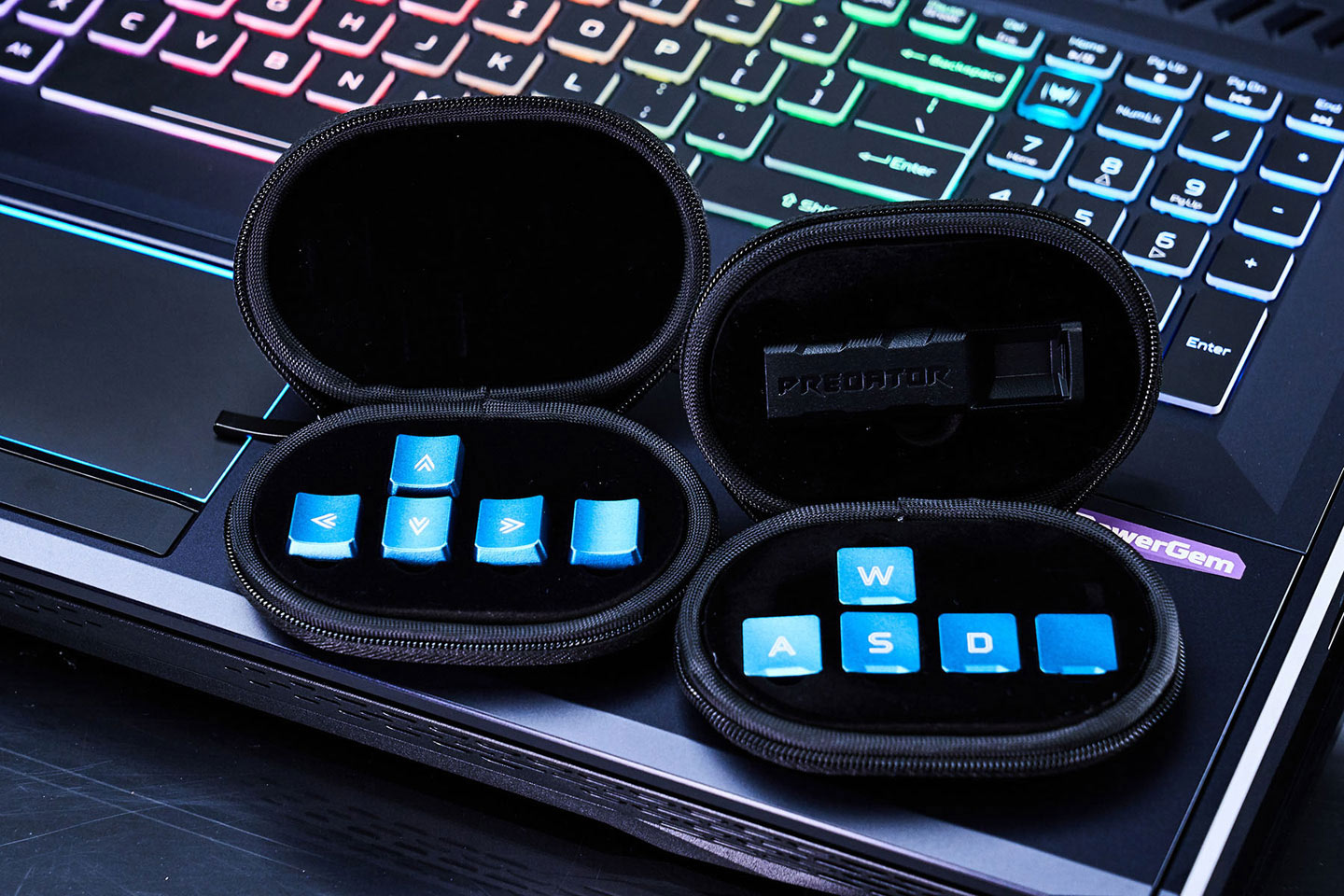 Predator Helios 700 隨附了兩組替換 WASD 的鍵帽，以及獨特的拔鍵工具。