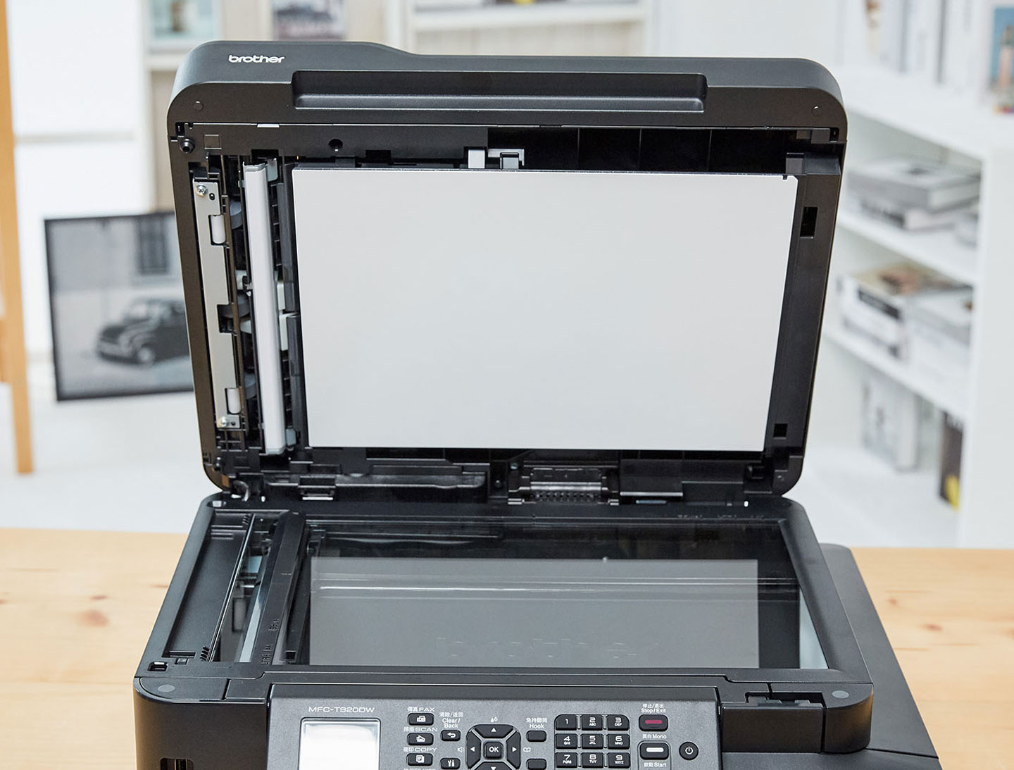 ADF 自動送稿器下方也提供了一組 A4 尺寸的平台式掃描器，可用於掃描書冊等已裝訂的文件。