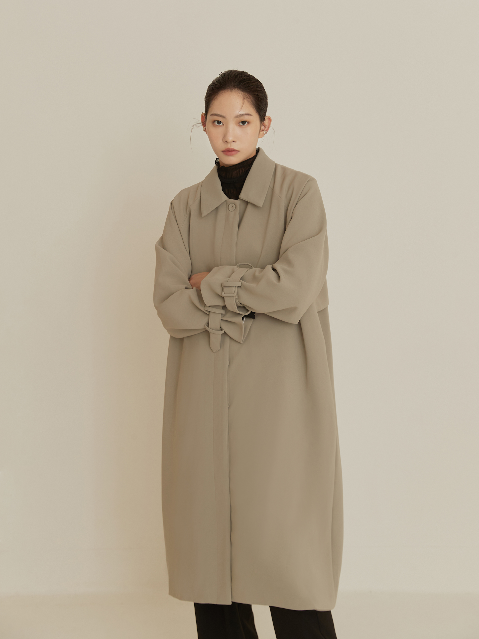 斗篷細節垂墜大衣-mouggan