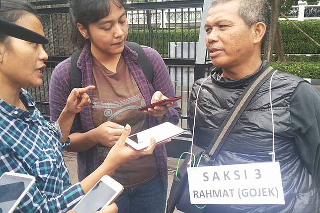 Rahmat, driver ojek online, yang mengantar dokter Ryan Helmi ke Klinik Az-Zahra pada Kamis pekan lalu. Dalamfoto ini, Rahmat berada di Mapolda Metro Jaya, Senin (13/11/2017)
