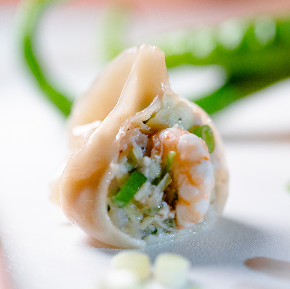 【首購必買。任選5袋100顆】六款口味任選◆ 黑豬肉手工水餃 100顆入 (共5袋) 贈手工黑豬肉香腸|| 口味選擇：❶高麗菜鮮肉 ❷韭菜鮮肉 ❸高麗菜鮮蝦❹飛魚卵鮮蝦 ❺起司章魚 ❻蝦皇餃 【荷蓮