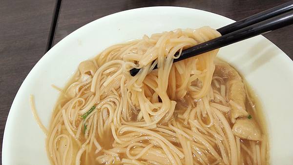 【台北美食】東發號 油飯・麵線-８０年老字號！饒河夜市裡最老的美食小吃店！