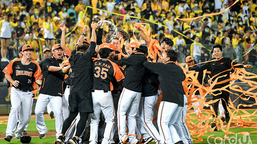 統一獅勇奪年度冠軍 聯名卡抽簽名球愛瘋